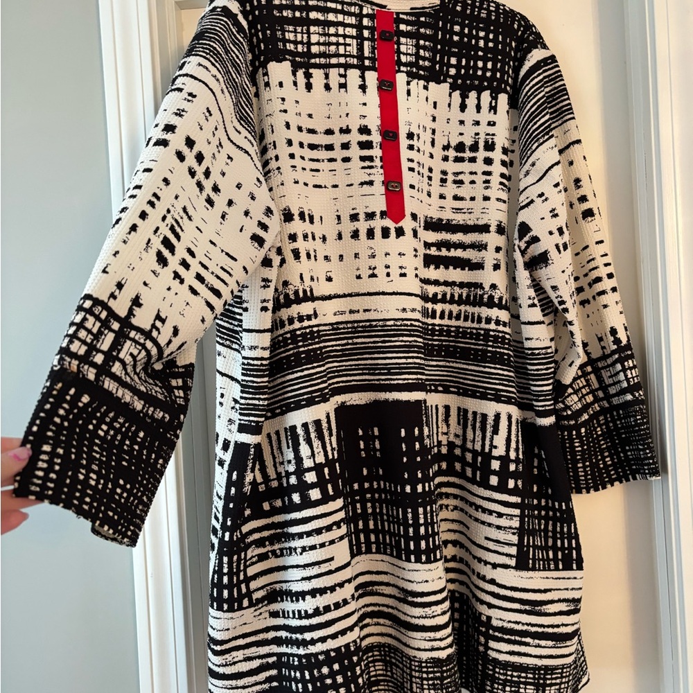 Chic Black And White Patterned Coat - image 2